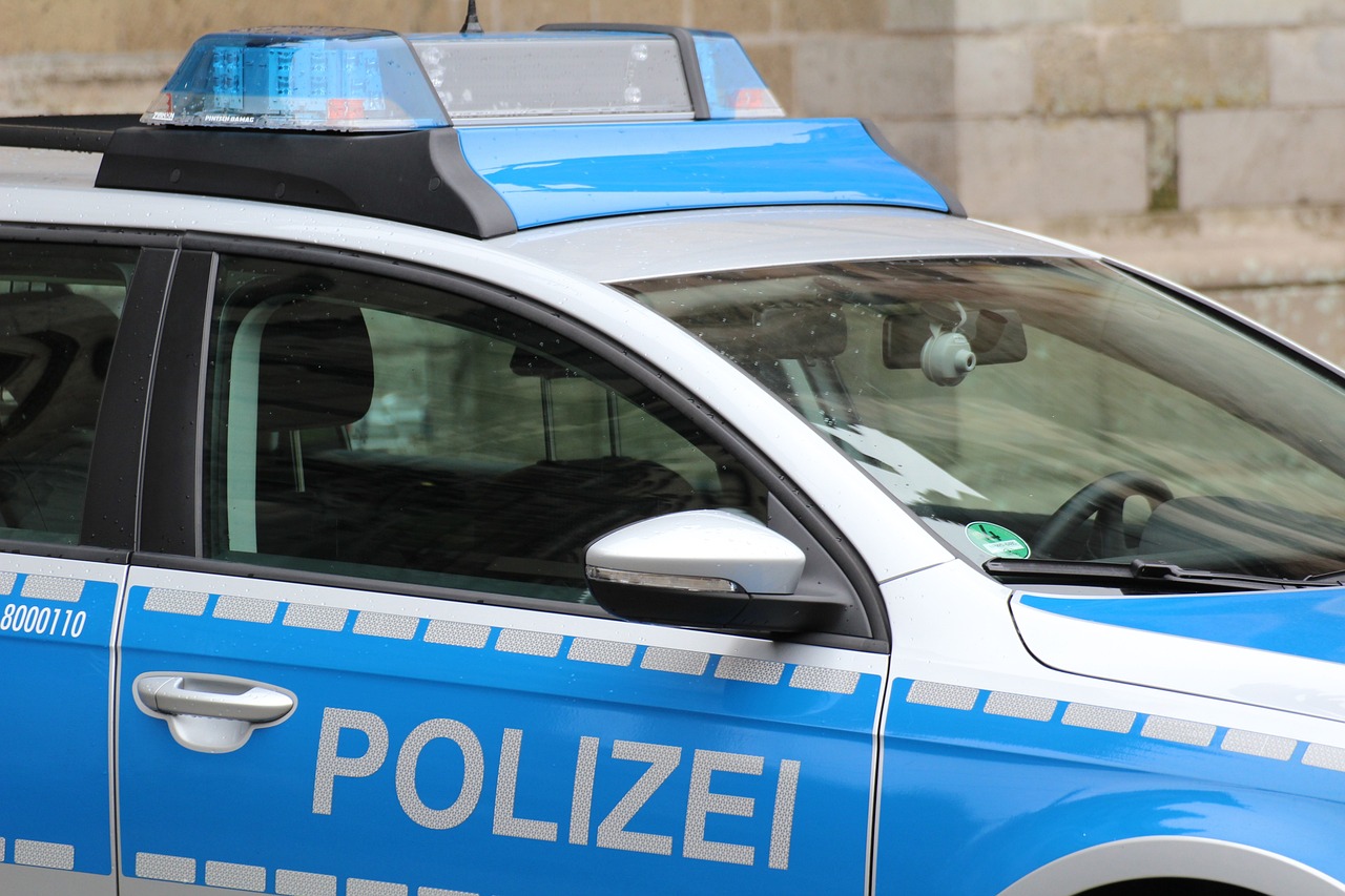 Illegale Autorennen: Polizeiwagen