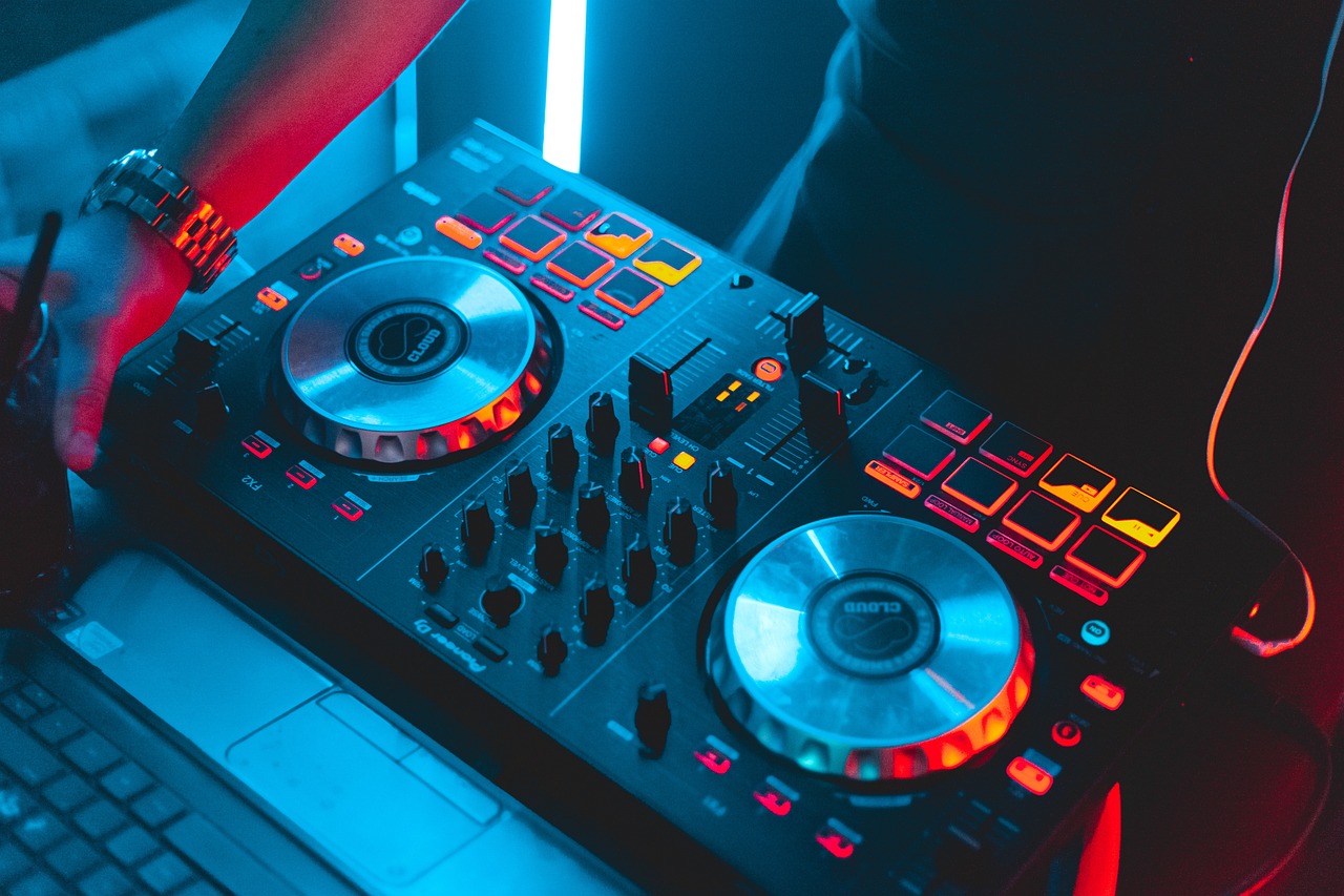 DJ
